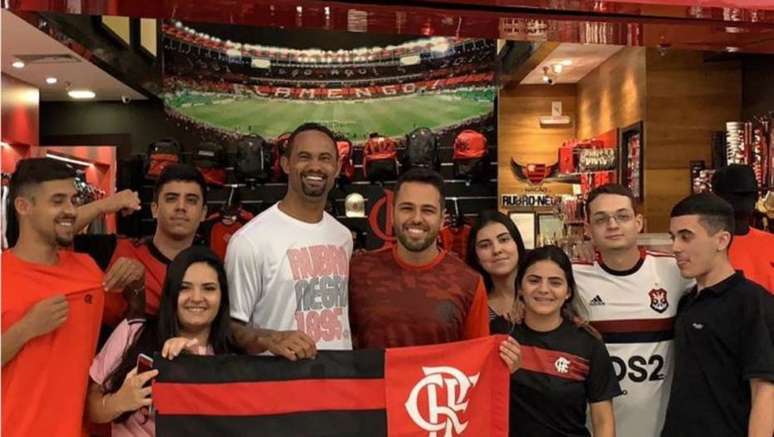 Goleiro Bruno é 'tietado' por torcedores do Flamengo