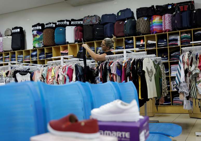 Mulher escolhe produtos em loja. 12/9/2018. REUTERS/Ricardo Moraes 