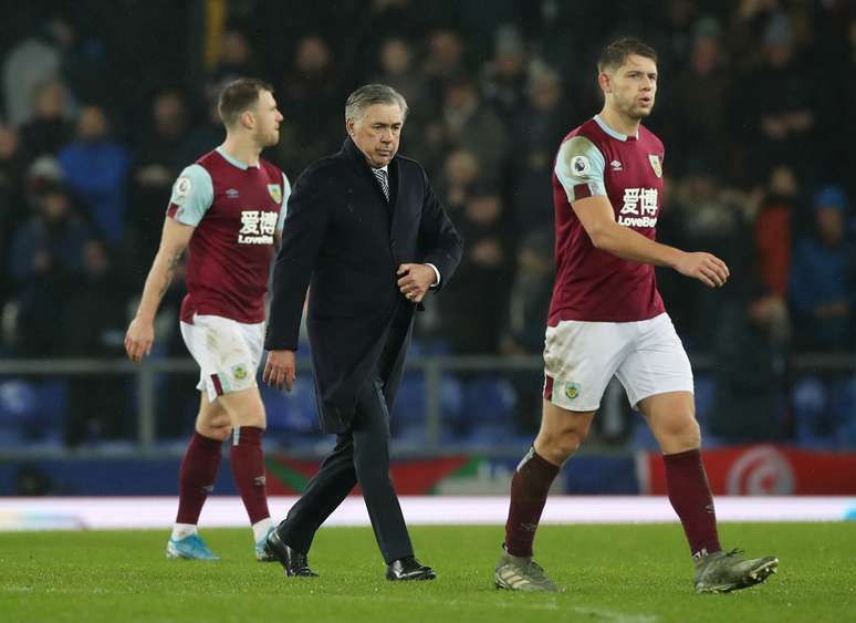 O t&eacute;cnico italiano Carlo Ancelotti caminha entre jogadores ap&oacute;s a vit&oacute;ria de seu time, o Everton, sobre o Burnley, por 1 a 0, pelo Campeonato Ingl&ecirc;s. 26/12/2019 REUTERS/David Klein  