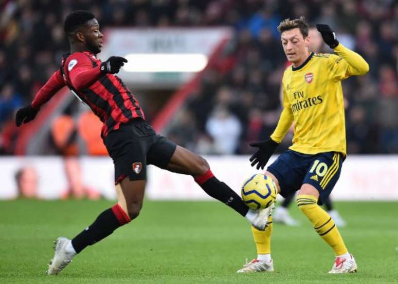 Arsenal e Bournemouth travaram duelo no sul da Inglaterra (GLYN KIRK / AFP)