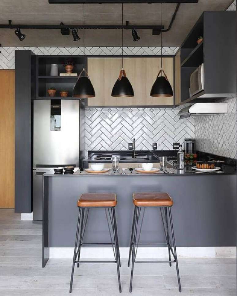 7. Cozinha cinza decorada com lustre para cozinha moderna – Foto: Simples Decoração