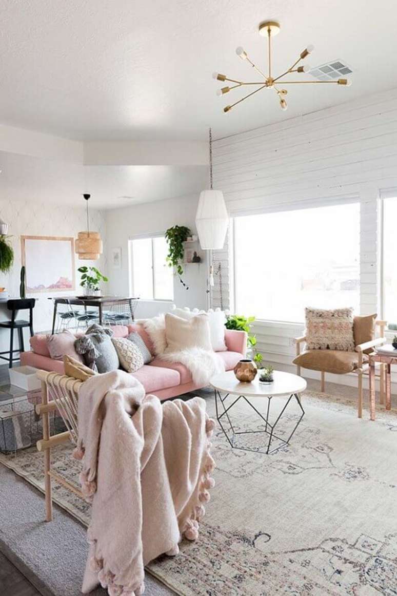 6. Delicada decoração clean com lustres modernos para sala de estar com sofá rosa – Foto: Archidea