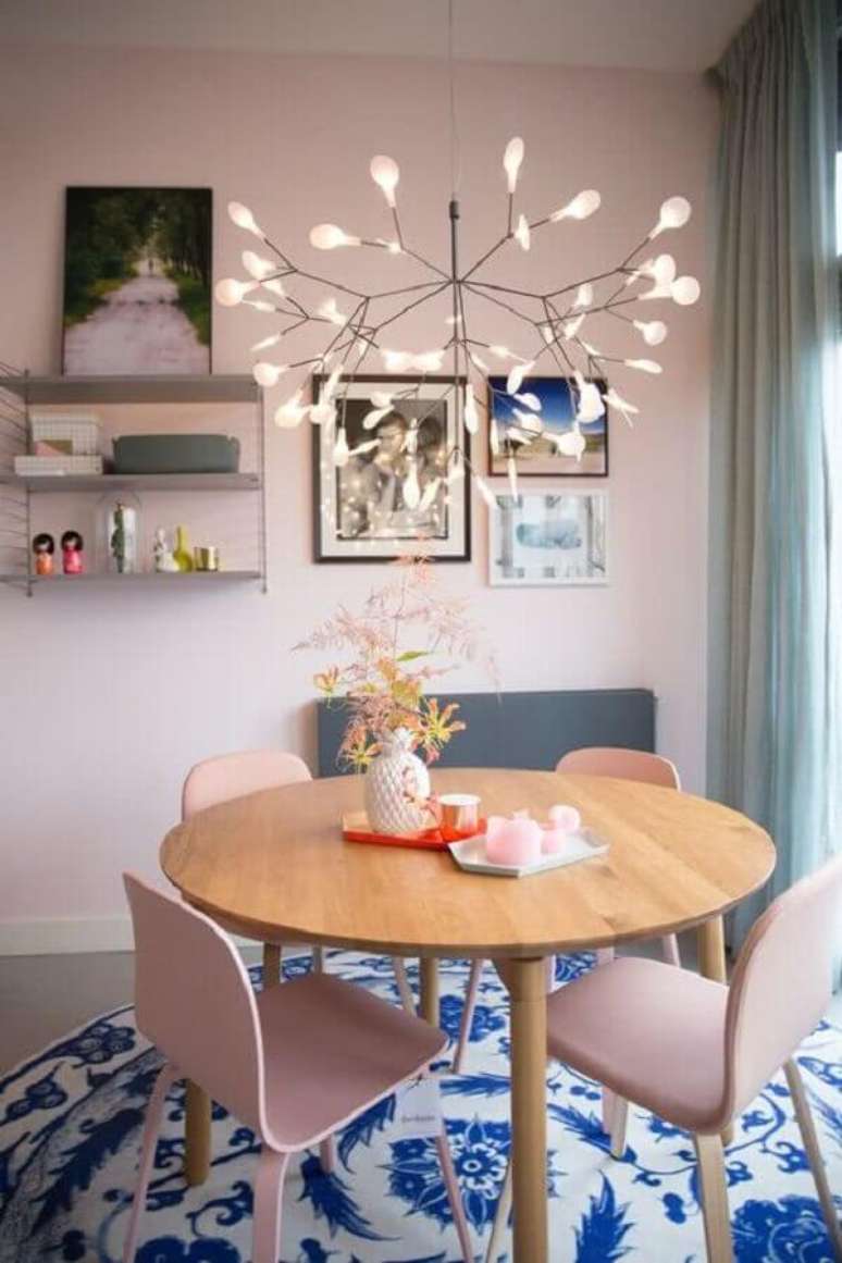 66. Aqui foi escolhido um lustre pendente moderno pequeno e delicado para se harmonizar com a sala de jantar compacta – Foto: Pinterest