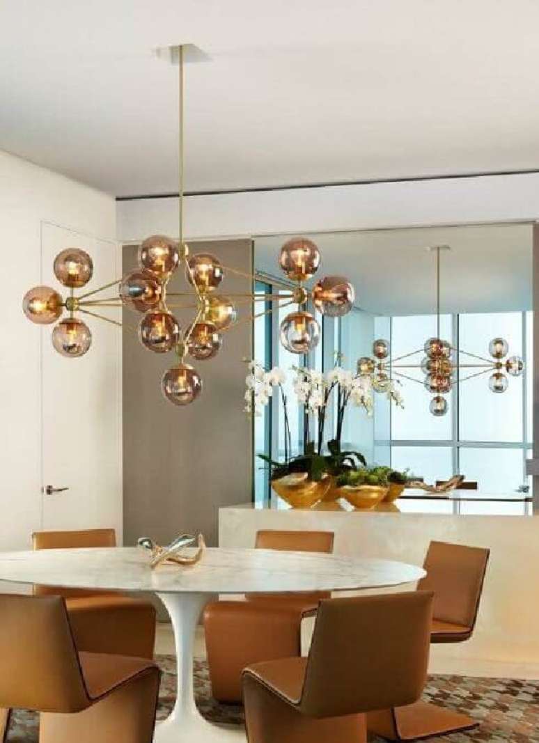 67. O lustre moderno para sala de jantar combinou super com as cadeiras em cor bege – Foto: Houzz
