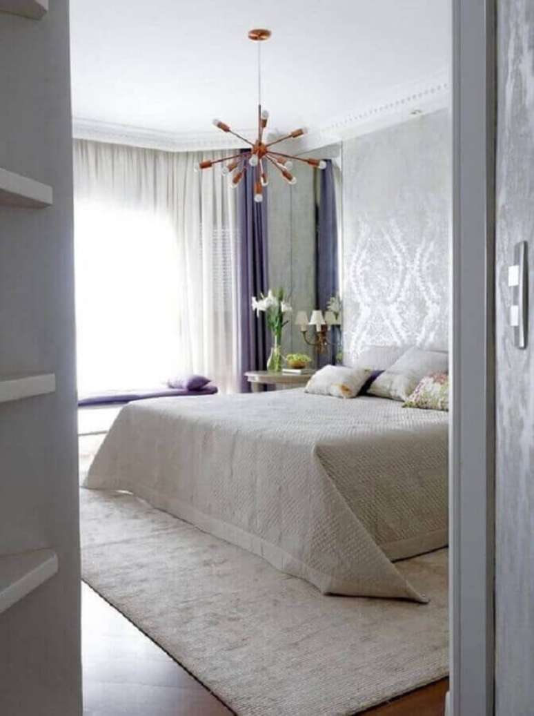 70. Que tal investir em lustres modernos para a decoração de quarto de casal? – Foto: Pinterest