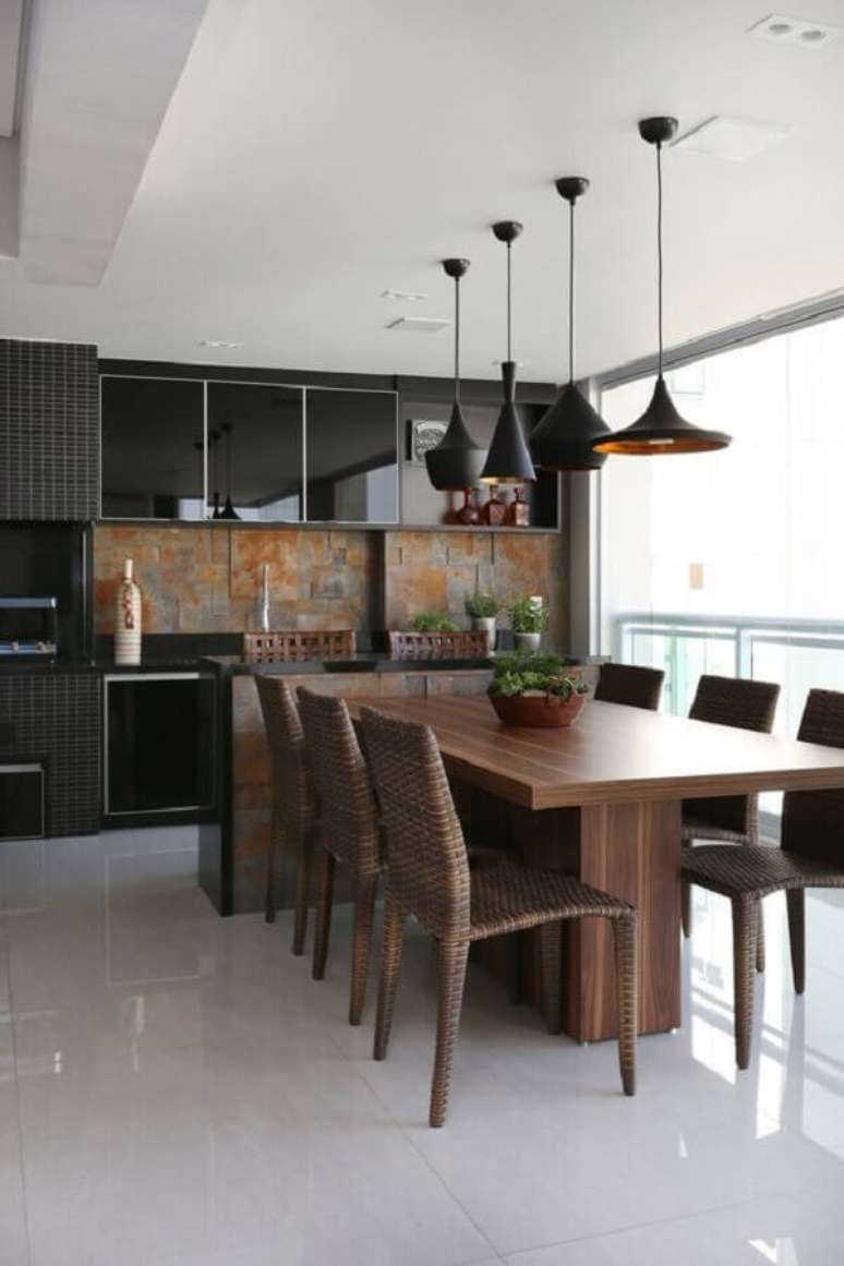 71. A varanda gourmet também pode receber lustres modernos para incrementar a decoração – Foto: Jeito de Casa