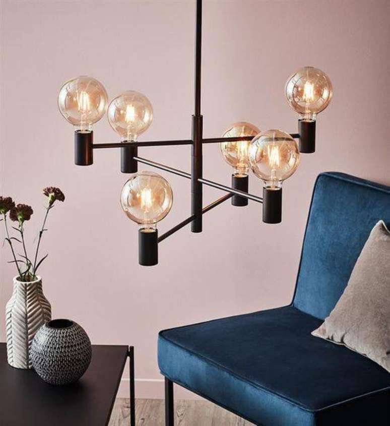 50. Muitos lustres modernos s&atilde;o interessantes como o elemento de destaque no ambiente. Foto: The Home