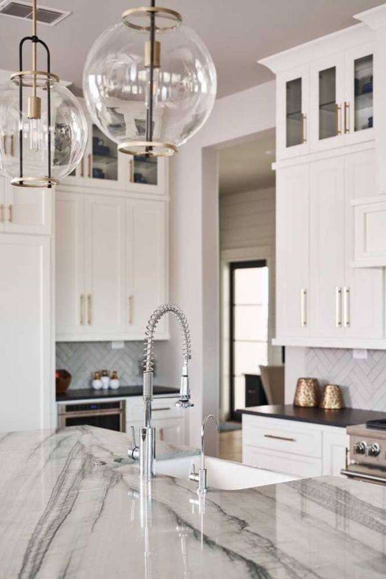 38. Lustres modernos de vidro s&atilde;o comuns e interessantes. Foto: Decor F&aacute;cil