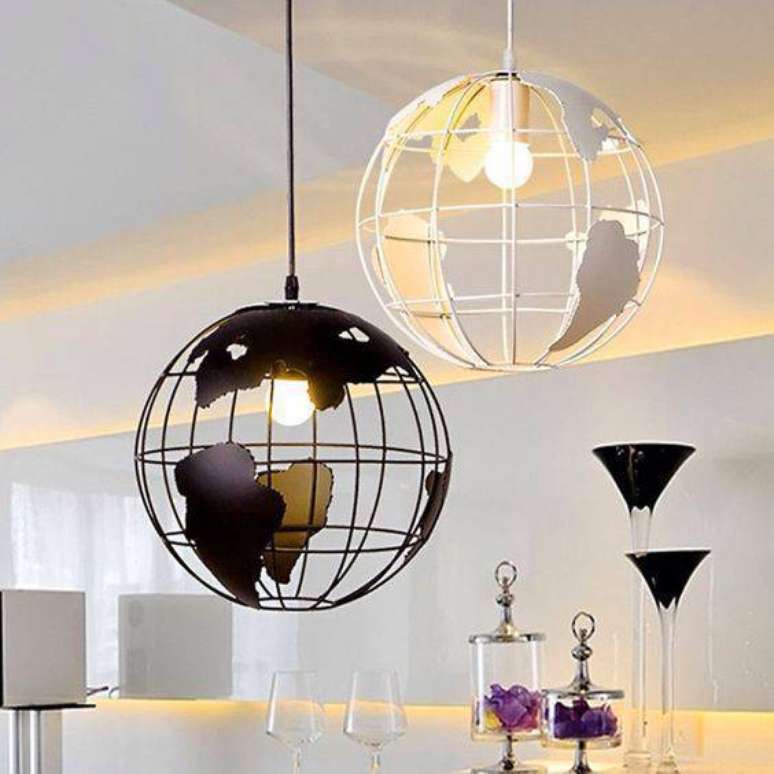 53. Lustres modernos possuem tem&aacute;ticas. Foto: 4Style Interiores