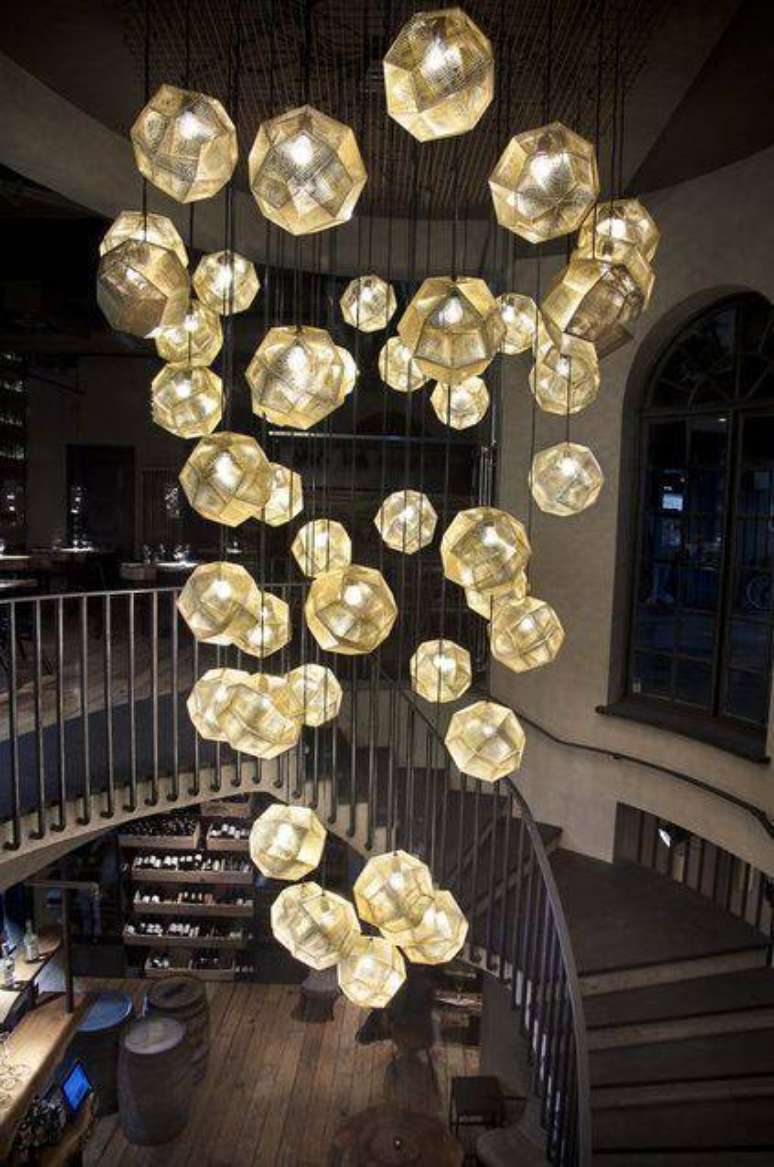 13. Lustres modernos são objetos de desejo de muita gente. Foto: Tom Dixon Studio