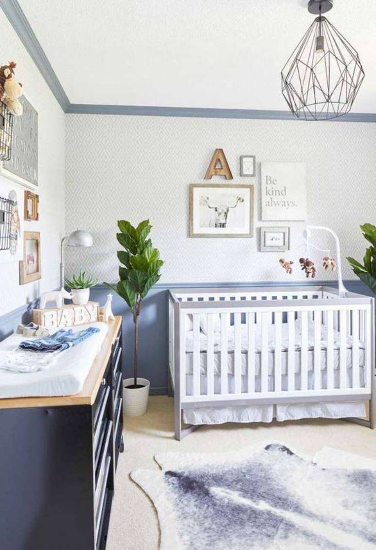 61. Lustres modernos s&atilde;o interessantes quando brincam com os formatos. Foto: Revista Viva Decora.