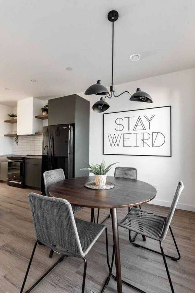 34. Lustres modernos pretos s&atilde;o comuns. Foto: Decor F&aacute;cil