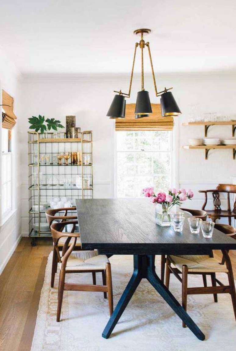 24. Muitos lustres modernos s&atilde;o simples. Foto: Decor F&aacute;cil