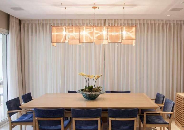 41. Lustres modernos para sala de jantar costumam seguir o formato da mesa. Projeto de Maria Teresa Rodrigues