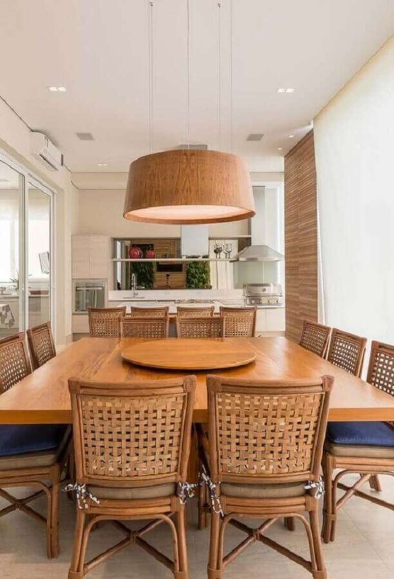 73. Varanda gourmet decorada com lustre pendente moderno de madeira &ndash; Foto: Casa de Valentina