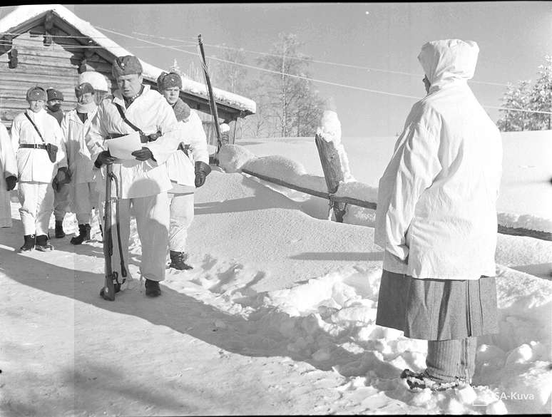 Häyhä recebe rifle e certificado de honra: atirador de elite levava uma vida simples e recusava status de celebridade