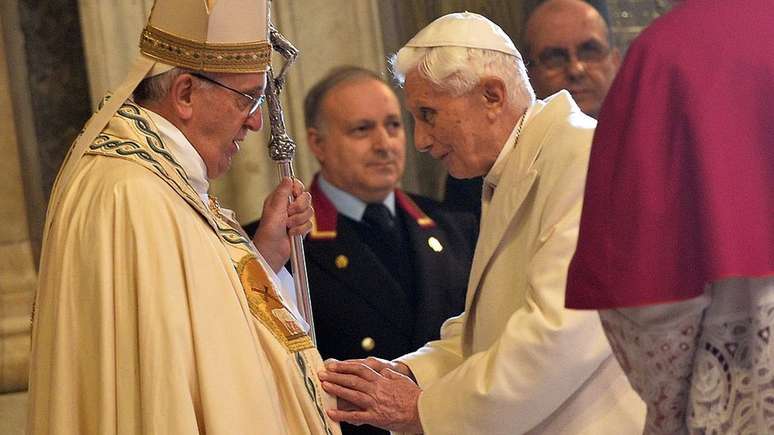 Papas Francisco e Bento 16, em imagem real; Bento 16 renunciou ao papado em 2013