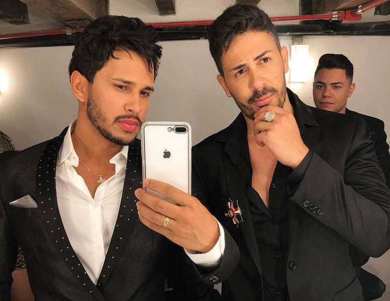 Carlinhos Maia e Lucas Guimar&atilde;es oficializam uni&atilde;o com cerim&ocirc;nia em Alagoas.