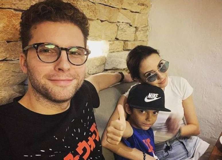 O ator Thiago Fragoso, a esposa Mariana Vaz e o filho Benjamin. 