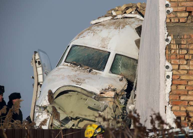 Equipes de emergência no local de queda de avião que atingiu casa perto de Almaty, no Cazaquistão
27/12/2019
REUTERS/Pavel Mikheyev