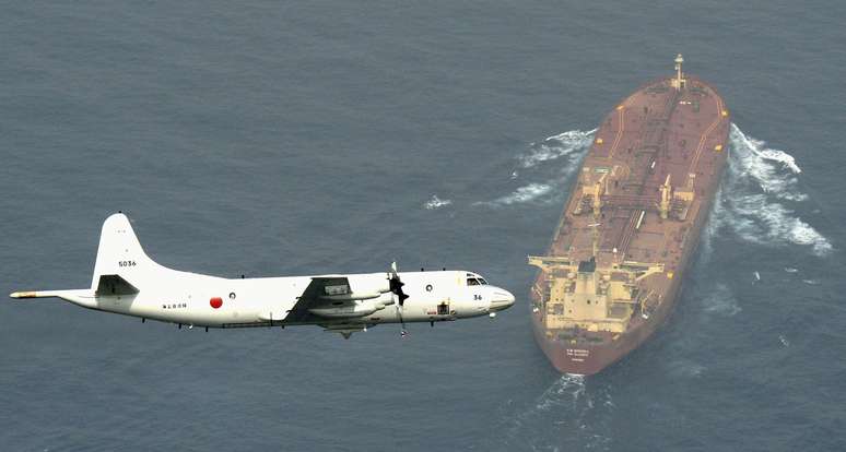 Avião das forças de autodefesa do Japão sobrevoa navio petroleiro durante operação na costa da Somália
01/08/2015
Kyodo/via REUTERS