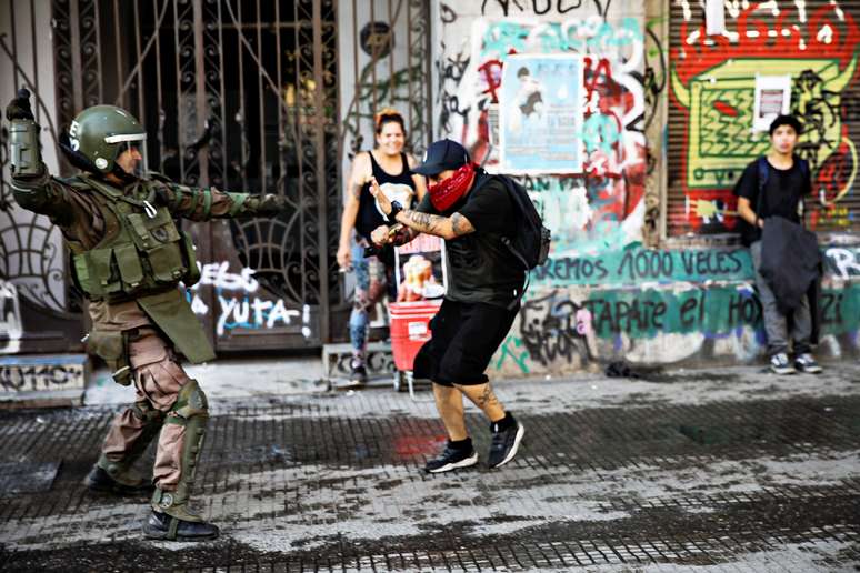 Policial da tropa de choque e manifestante entram em confronto em Santiago
09/12/2019
REUTERS/Andres Martinez Casares