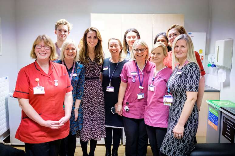 Kate Middleton, duquesa de Cambridge, posa para foto com equipe de maternidade do Kingston Hospital
27/12/2019
Palácio de Kensington/PA Wire/Divulgação via REUTERS
