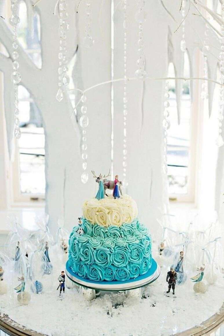 9. Bolo da Frozen de chantilly 2 andares azul e branco – Foto: Hello Wonderfull