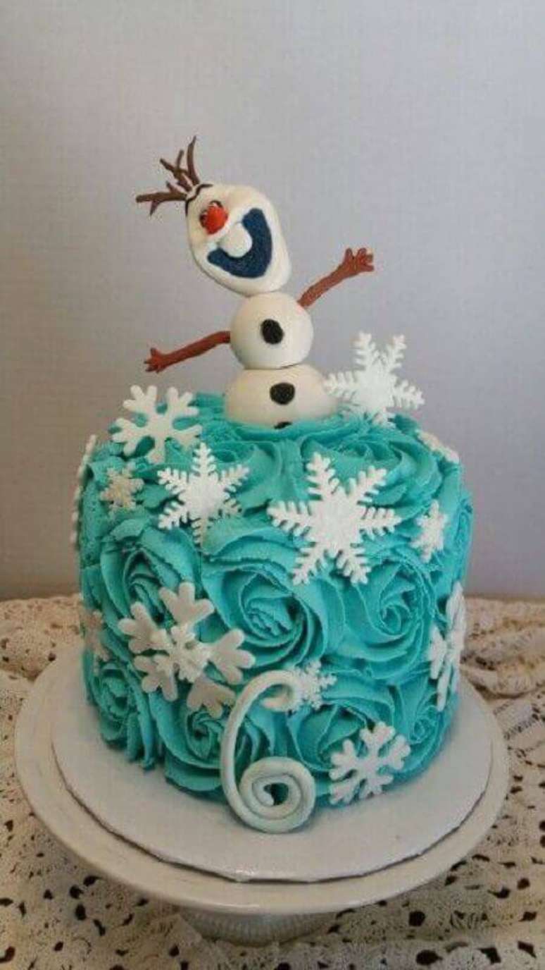 12. Delicado bolo da Frozen de chantilly com Olaf no topo e detalhes em flocos de neve – Foto: Pinterest