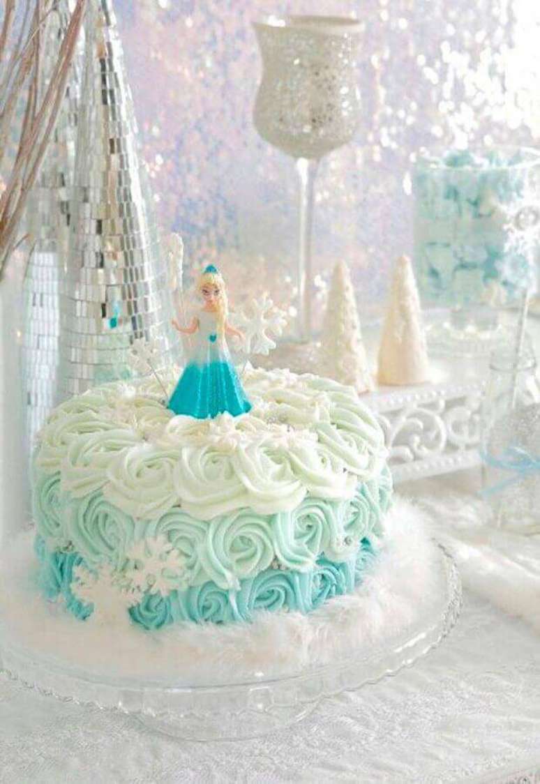 13. Bolo da Frozen de chantilly com boneca da Elsa no topo – Foto: Cake Inspiration