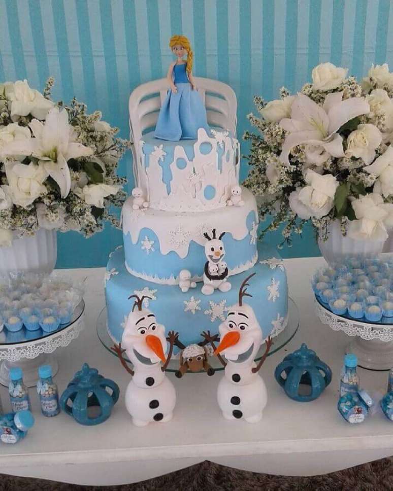 15. Bolo da Frozen 3 andares com Elsa e Ofaf na decoração – Foto: Sofisticatto Festas e Eventos