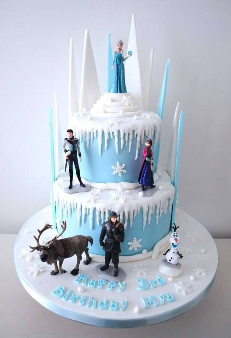 4. Os bonecos dos personagens dão um toque especial ao bolo da Frozen decorado – Foto: Fiesta Ideas