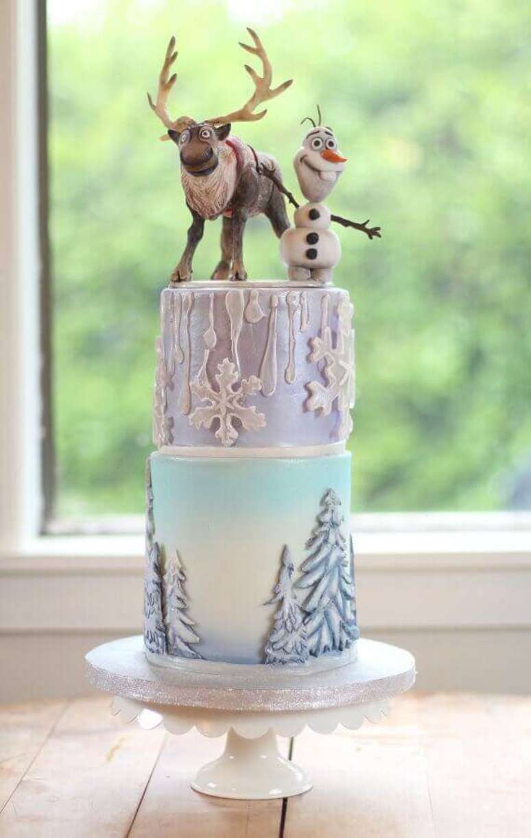 17. Lindo bolo de aniversário da Frozen com personagens decorando o topo – Foto: Festejando com Carinho