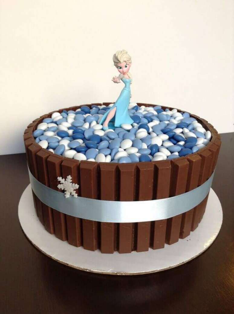 19. Bolo da Frozen simples decorado com boneca da Elsa e barrinhas de chocolate – Foto: A Minha Festinha