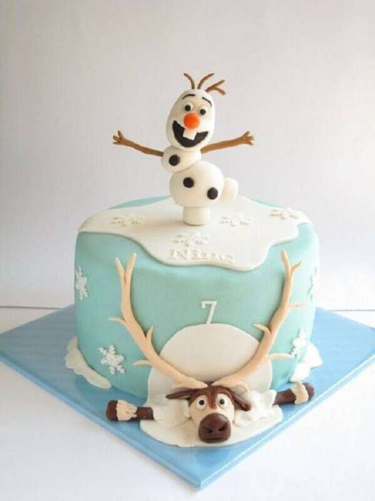 21. Lindo bolo de aniversário da Frozen decorado com pasta americana e bonequinho do Olaf no topo – Foto: Pinterest