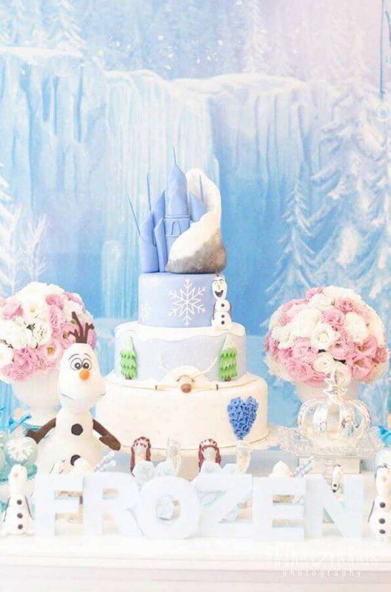 23. Lindo bolo de aniversário da Frozen com castelo no topo e detalhes divertidos – Foto: Kara’s Party Ideas