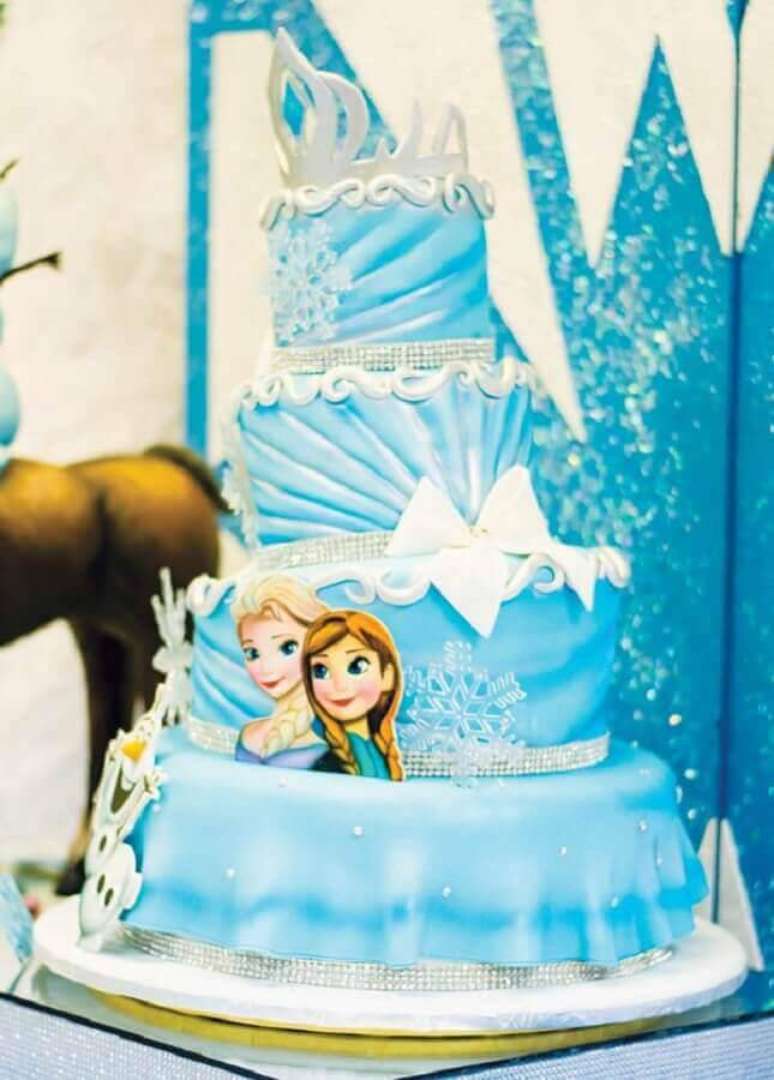 26. Bolo de aniversário da Frozen todo azul com detalhes delicados – Foto: Cake Inspiration