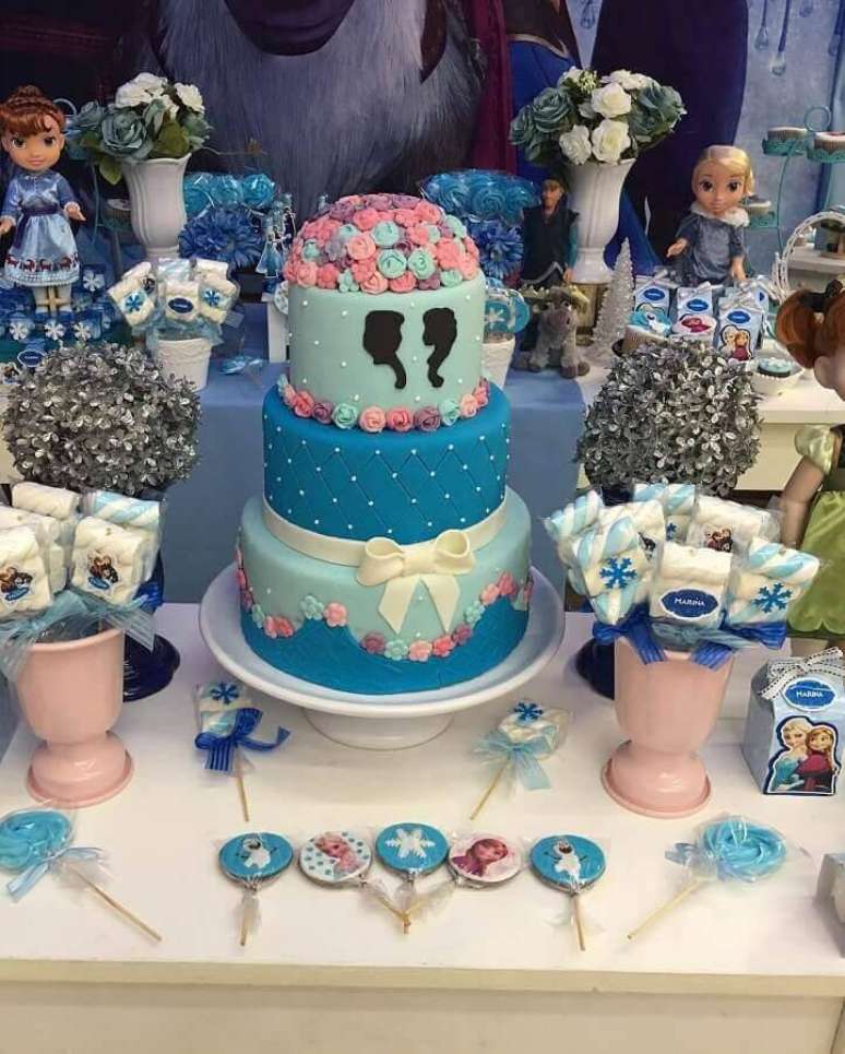 27. Bolo de aniversário da Frozen com detalhes delicados – Foto: Festas.Biz