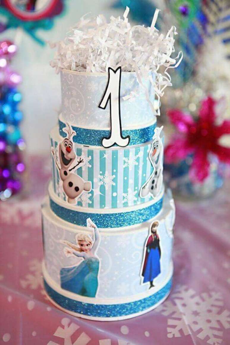 29. Bolo fake da Frozen simples – Foto: Kara’s Party Ideas