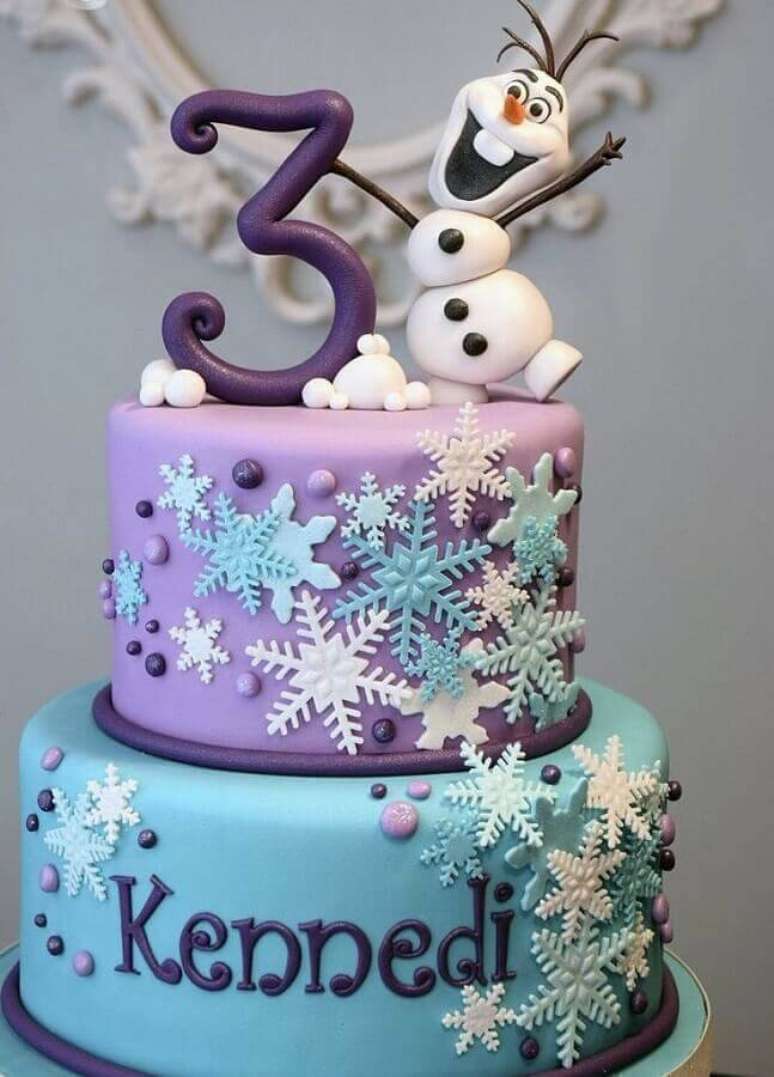 30. Decoração de bolo da Frozen azul e roxo com detalhes em flocos de neve e Olaf no topo – Foto:A Minha Festinha