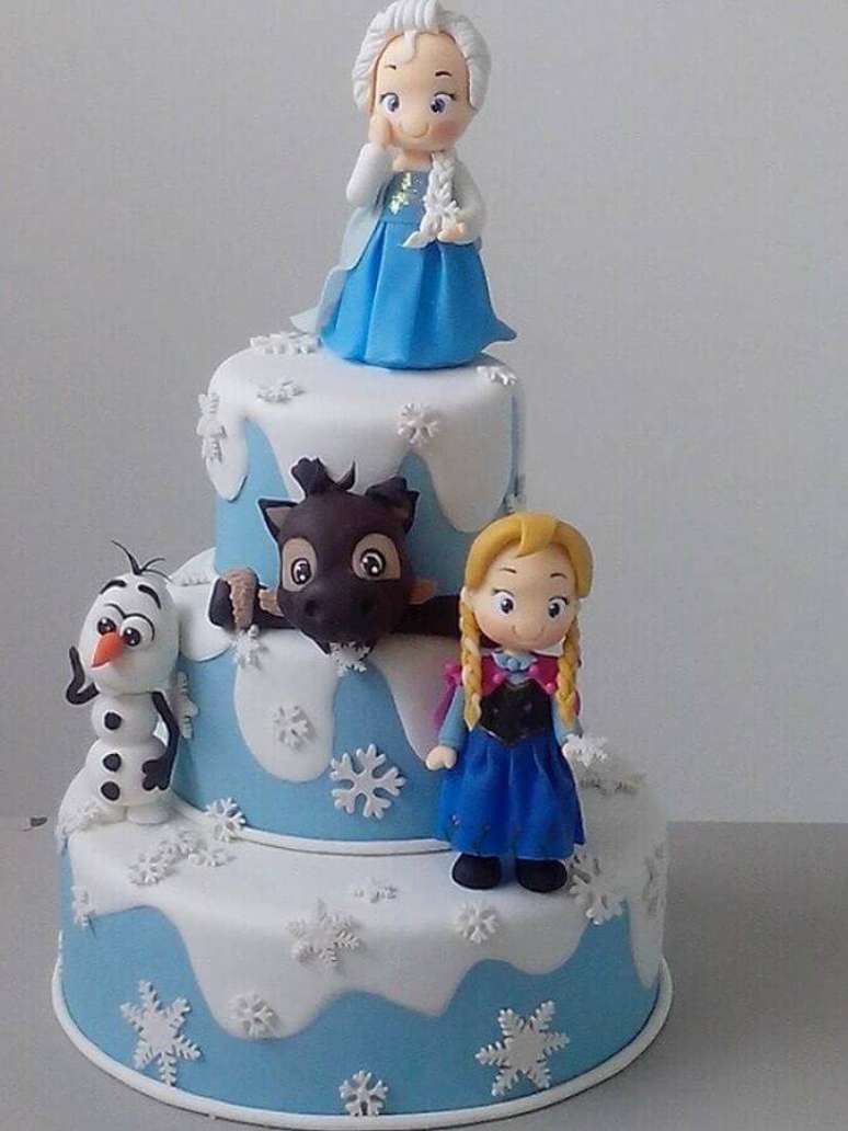 36. Bolo da Frozen decorado com bonequinhos dos personagens principais – Foto: Pinosy