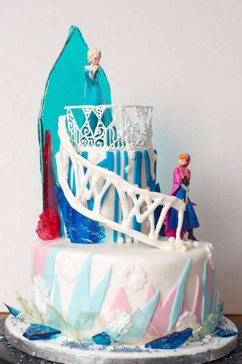 38. Decoração moderna para bolo da Frozen com bonecas das princesas -Foto: Assetproject