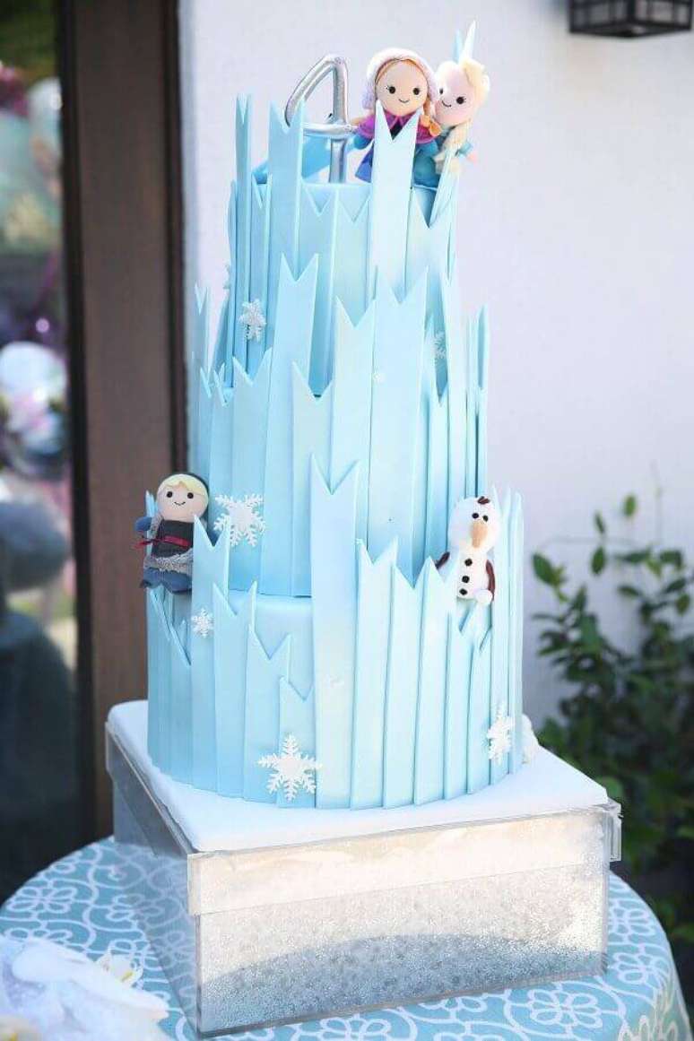 37. Decoração moderna para bolo de aniversário da Frozen – Foto: PopSugar