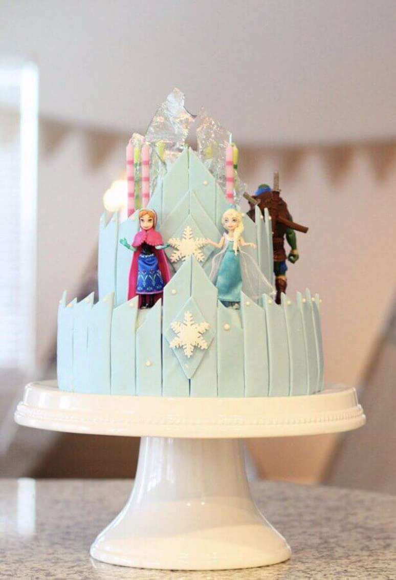 39. Bolo de aniversário da Frozen divertido com bonequinhas das princesas e decoração diferente – Foto: My Social Mate