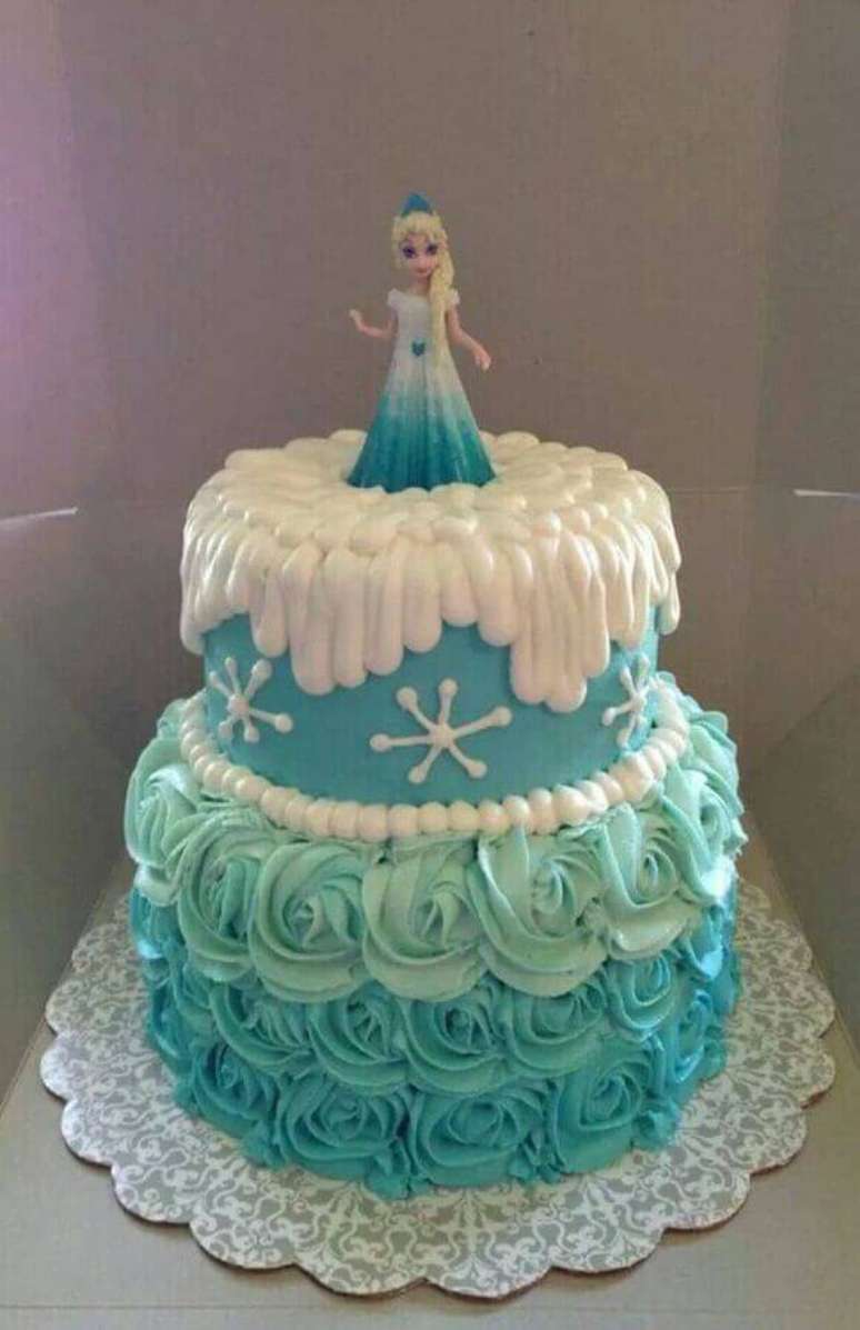 41. Topo de bolo da Frozen dois andares decorado com chantilly – Foto: Pinterest
