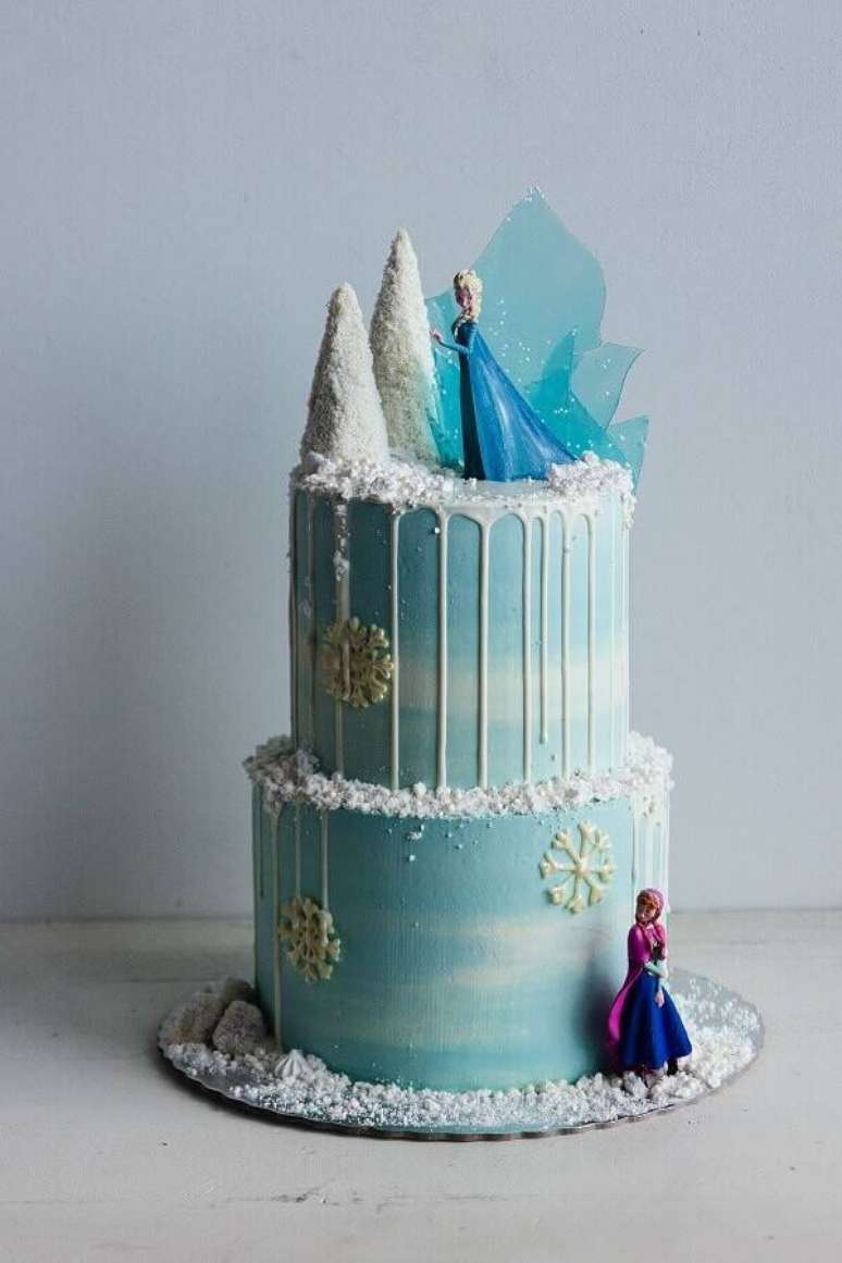 42. Delicada decoração para bolo de aniversário da Frozen dois andares com bonequinhas das princesas – Foto: Pinterest