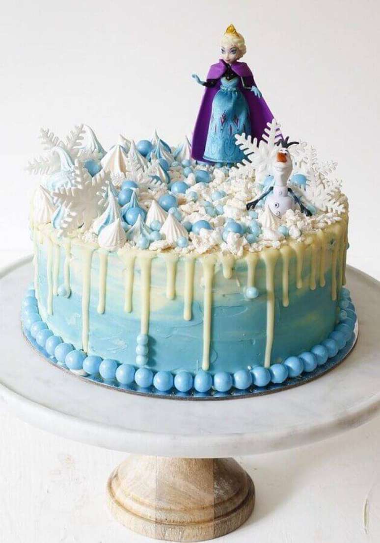 44. Elsa e Olaf para todo de bolo da Frozen simples e decorado com pequenos suspiros e flocos de neve – Foto: Kara’s Party Ideas