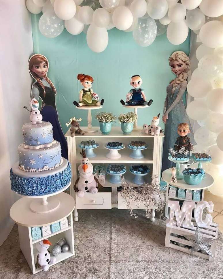 45. Festa simples decorada com bolo da Frozen 3 andares com Olaf no topo – Foto: Casa em Festa