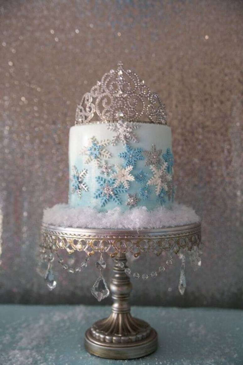 47. Lindo bolo da Frozen decorado com coroa no topo e detalhes em flocos de neve – Foto: Assetproject