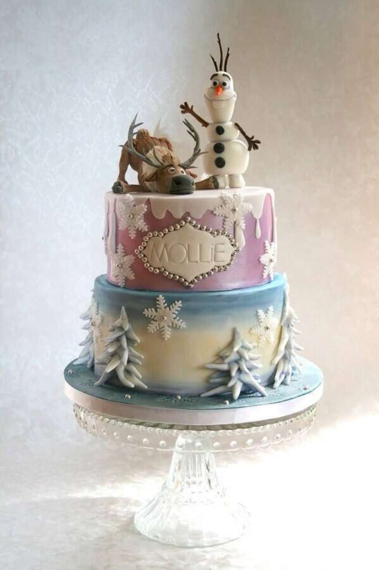 48. Lindo bolo da Frozen decorado com personagens no topo do bolo e detalhe metalizado – Foto: Festejando com Carinho